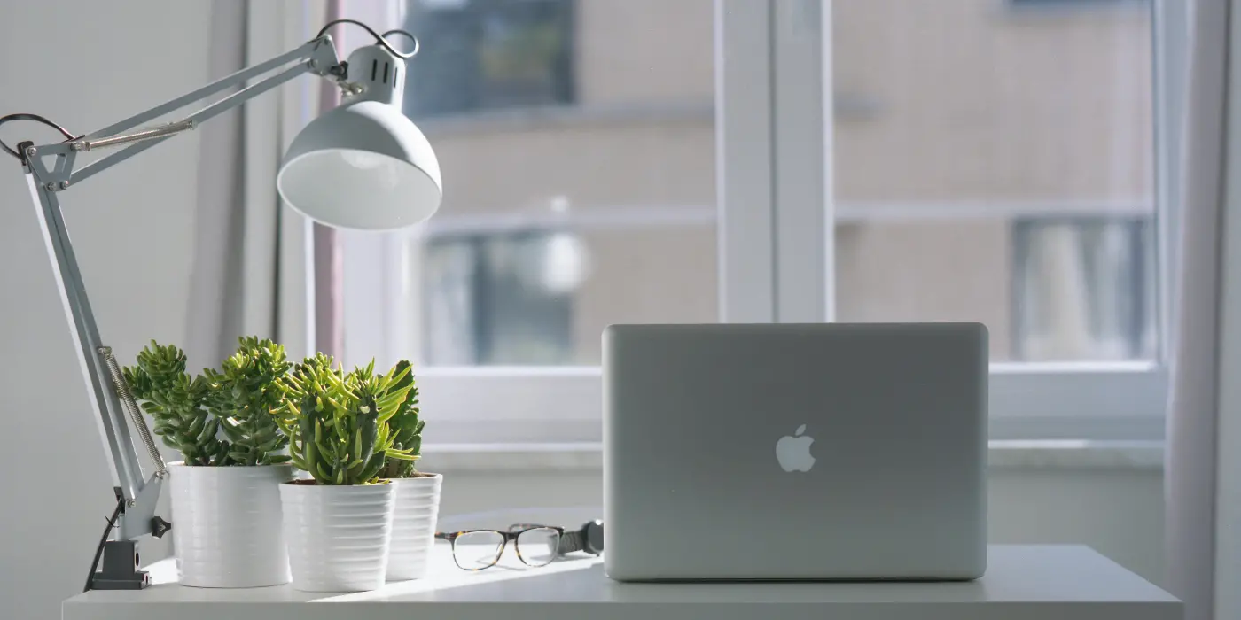 Professionista al lavoro in un ufficio privato nel Coworking Cowo® Mestre